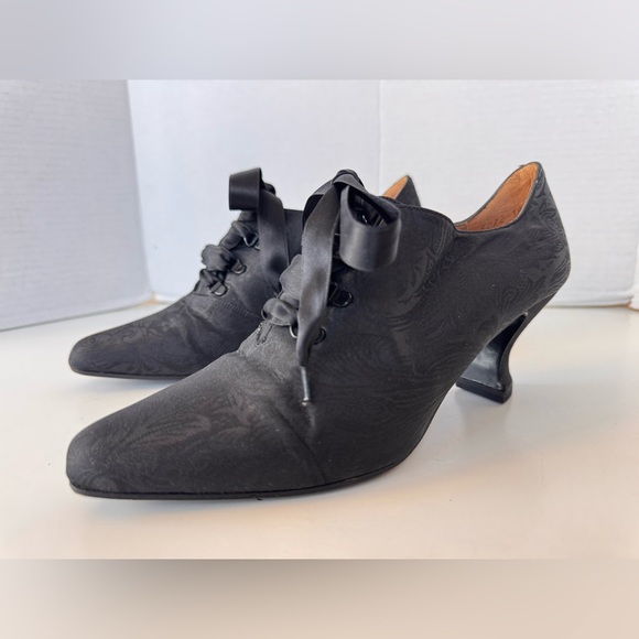 Vintage 90s Kenneth Cole black damask pompadour brocade jacquard lace up bootie - Picture 2 of 11